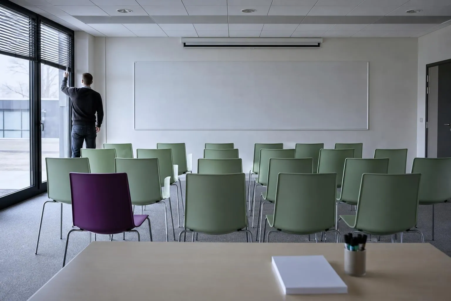 Une salle de formation d’un centre de gestion, chaises alignées et tableau blanc effacé, avant l’arrivée des participants.